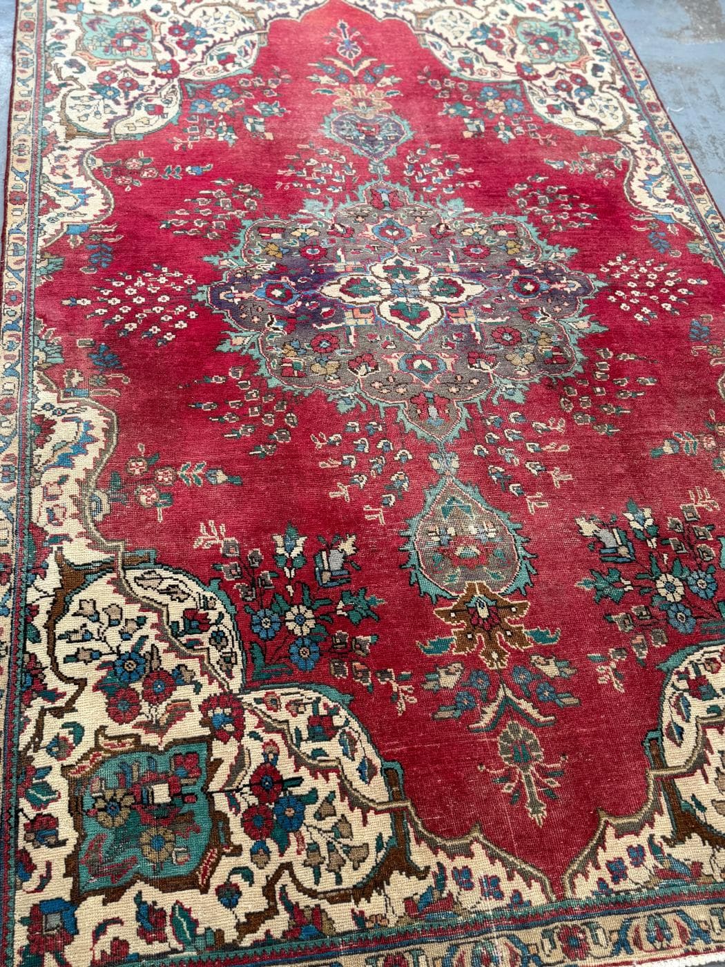 فرش وینتیج دستباف زمینه عنابی با ترنج گلدار اسلیمی