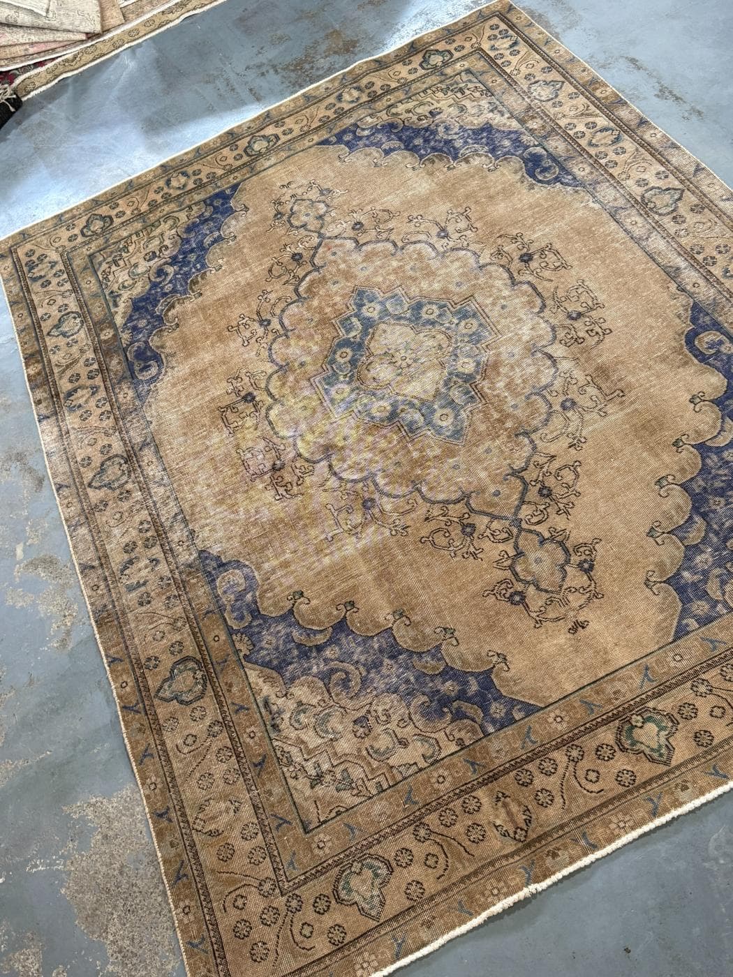 فرش وینتیج دستباف با طرح لچک و ترنج و زمینه کرم