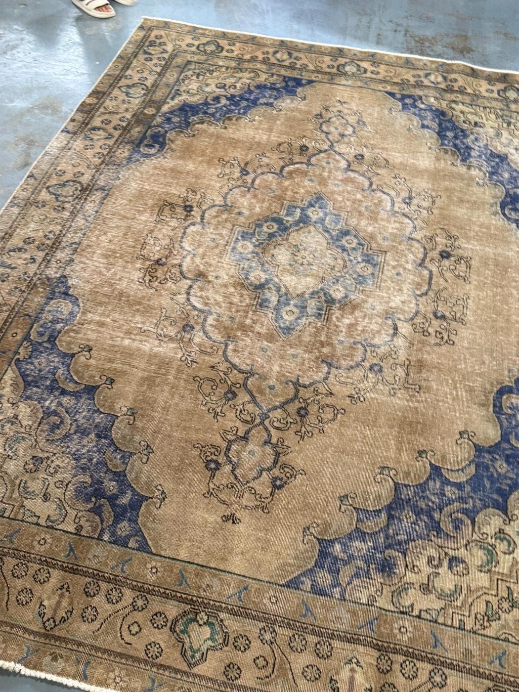 فرش وینتیج دستباف با طرح لچک و ترنج و زمینه کرم