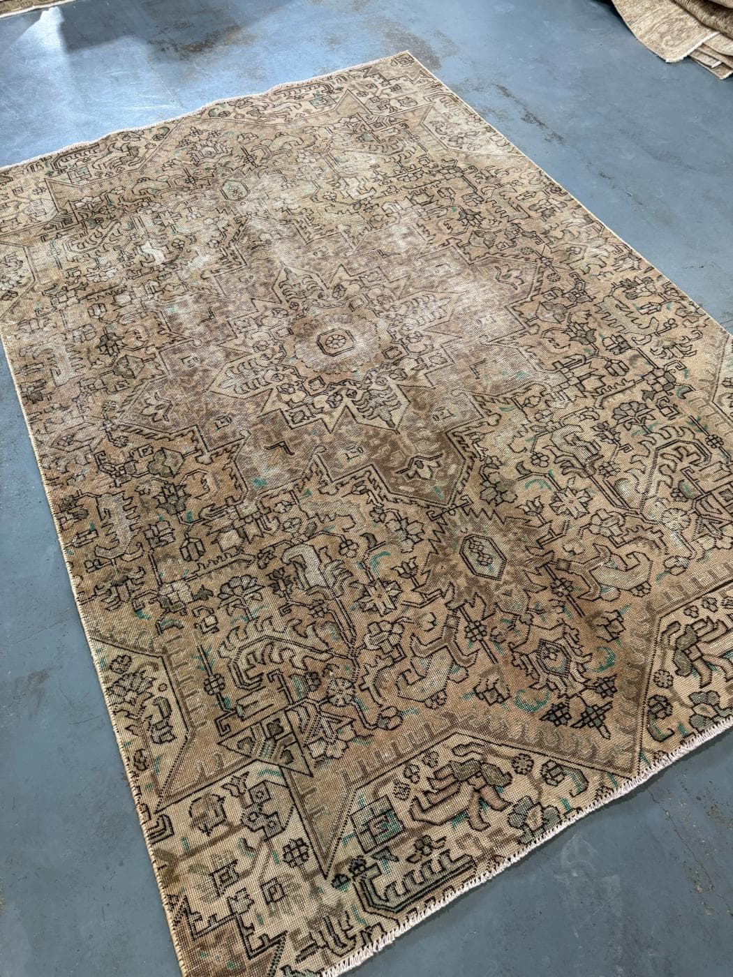 فرش وینتیج دستباف نقش هندسی گلدار با زمینه کرم