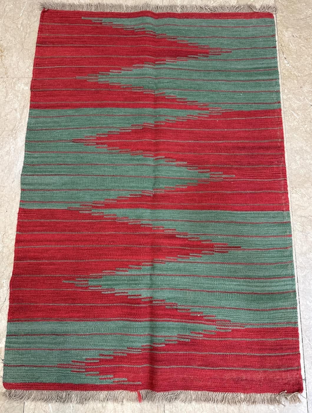 تصویر فرش گلیم دستبافت مدرن 1045 — دوتونهٔ قرمز‌وسبز با ستون زیگزاگ — نمای 1