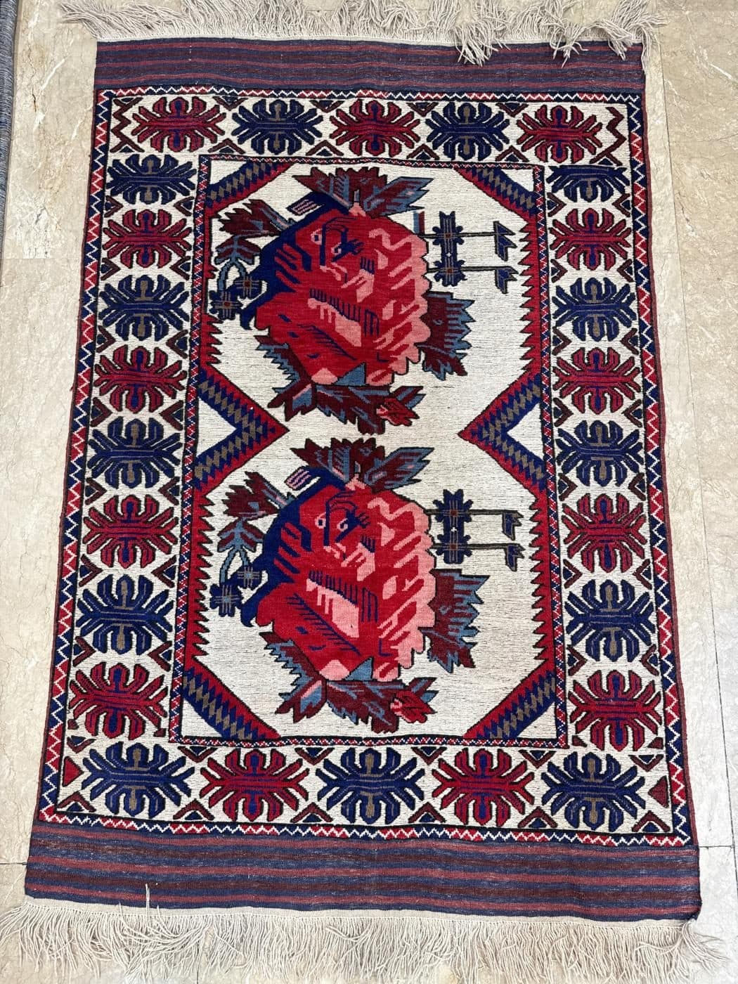 تصویر فرش گلیم دستبافت 1049 — دو ترنجِ گلی روی کرم با حاشیهٔ گلدار — نمای 1