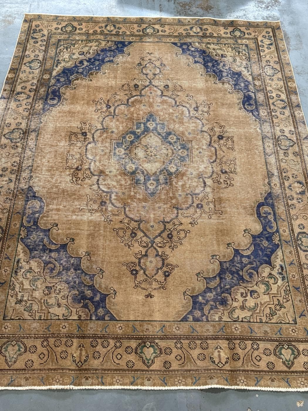 تصویر فرش وینتیج دستباف با طرح لچک و ترنج و زمینه کرم — نمای 1