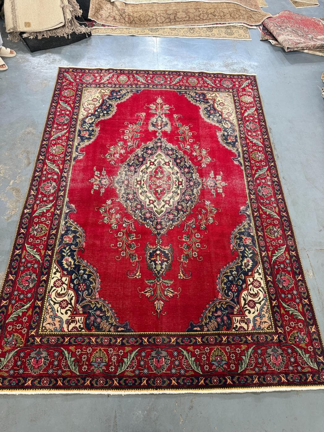 تصویر فرش وینتیج دستباف با ترنج بیضی و قرمز لاکی — نمای 1