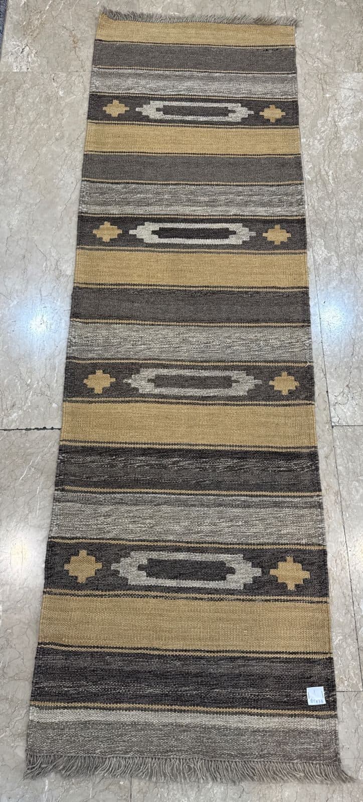 تصویر فرش گلیم دستبافت مدرن 1037 — چهار ترنج شتری روی طوسی دودی — نمای 1