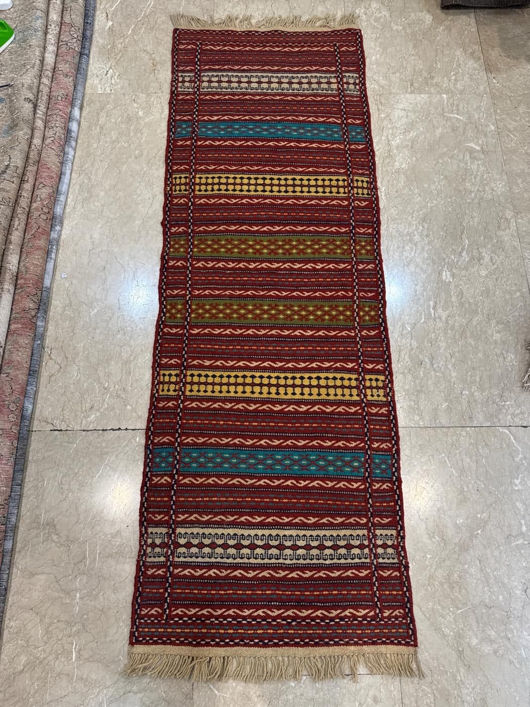 تصویر فرش گلیم دستبافت کلات 1041 — شبکهٔ لوزی روی زمینهٔ شنگرفی — نمای 1